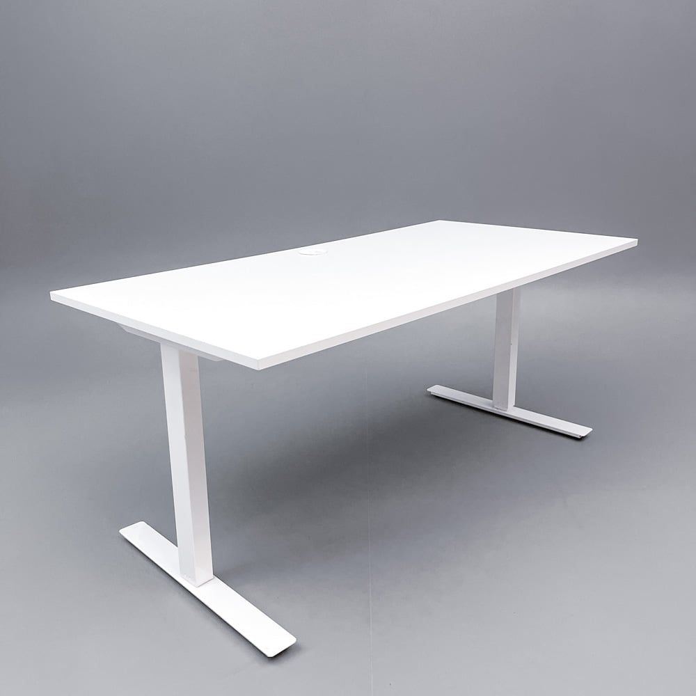 Begagnat höj- och sänkbart skrivbord i vitt. Mått: Bredd 160 cm, djup 800 cm och justerbar höjd 70 - 120 cm.