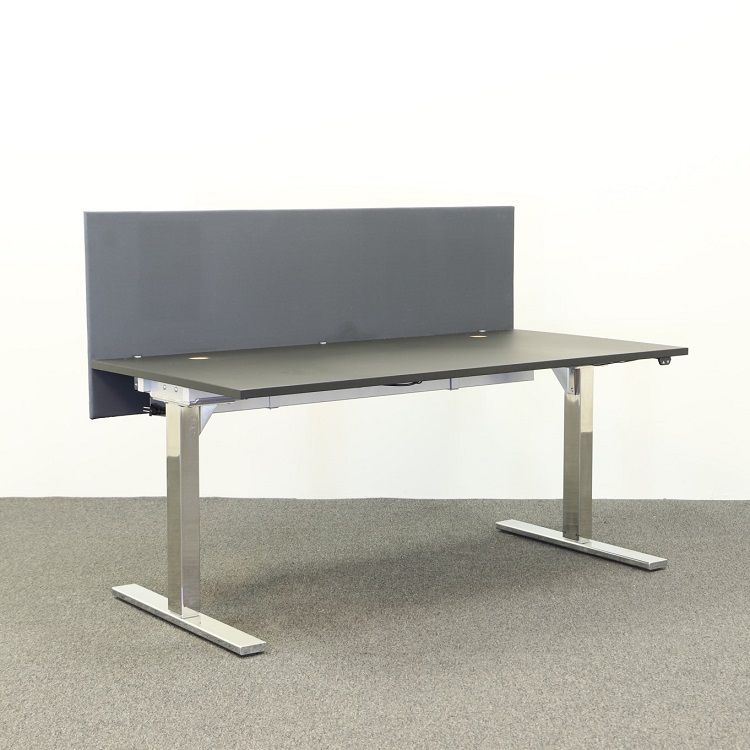 Begagnad bordsskärm, rektangulär i mörkgrått. Mått: längd 80 cm, höjd 60 centimeter. Denna produkt erbjuder visuell avskildhet samt ljudabsorption, perfekt anpassad för kontorsmiljö.