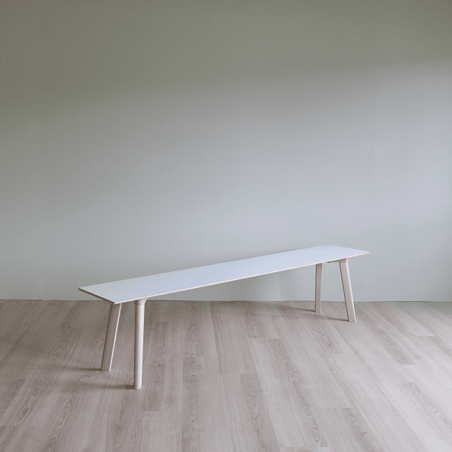 Begagnad sittbänk CPH DEUX 215 i vit färg från HAY. Mått: Mått: Längd: 200 cm Bredd: 35 cm Höjd: 45 cm. 