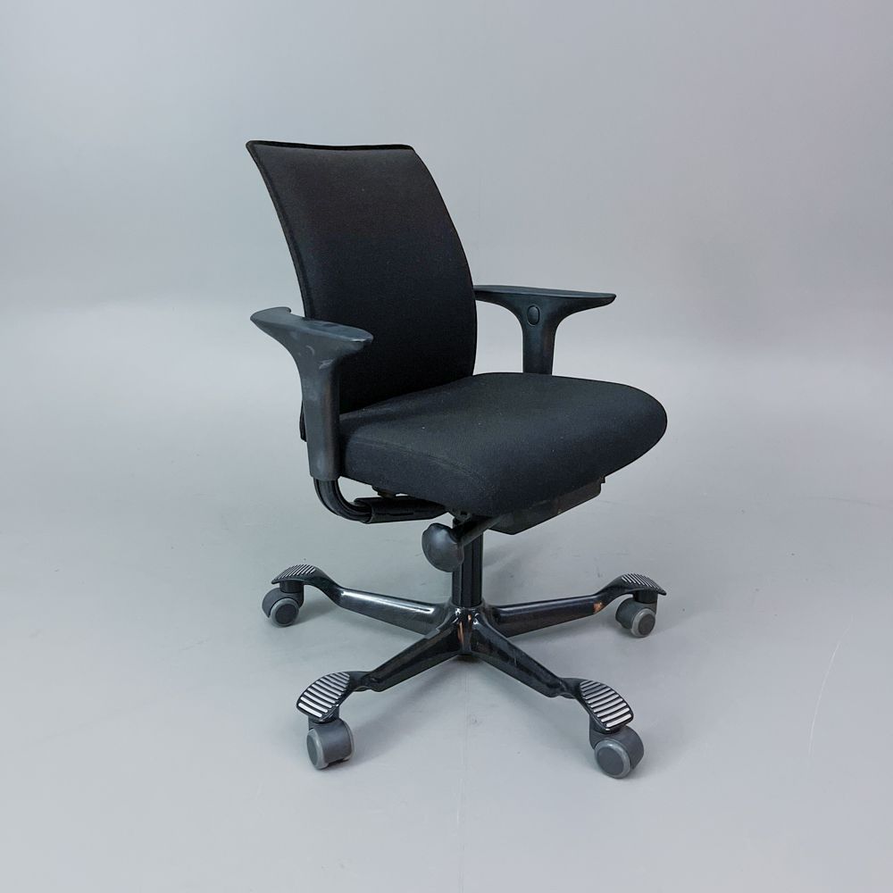 Begagnad kontorsstol H05 från HÅG i svart. Mått: Sitthöjd justerbar mellan 43 cm och 54 cm.