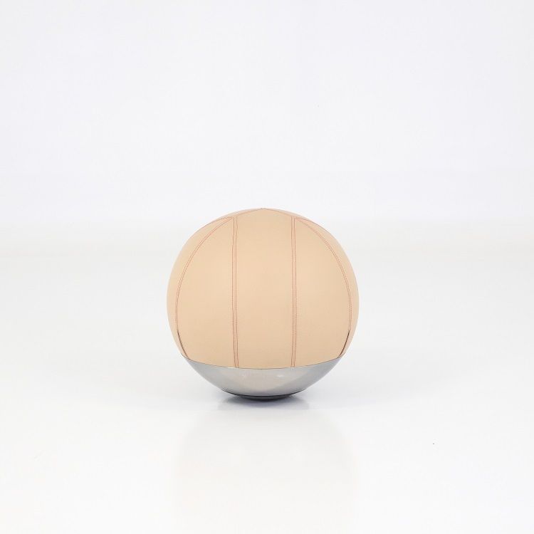 Begagnad balansboll Boullée från Materia med beige klädsel, kromad underdel. Mått: diameter 52 cm.