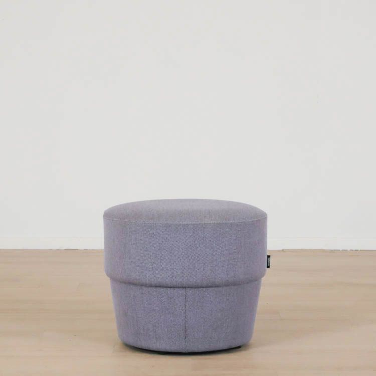 Begagnad sittpuff Konnekt  från Swedese i lila. Mått: höjd 40 cm, diameter 50 cm. 