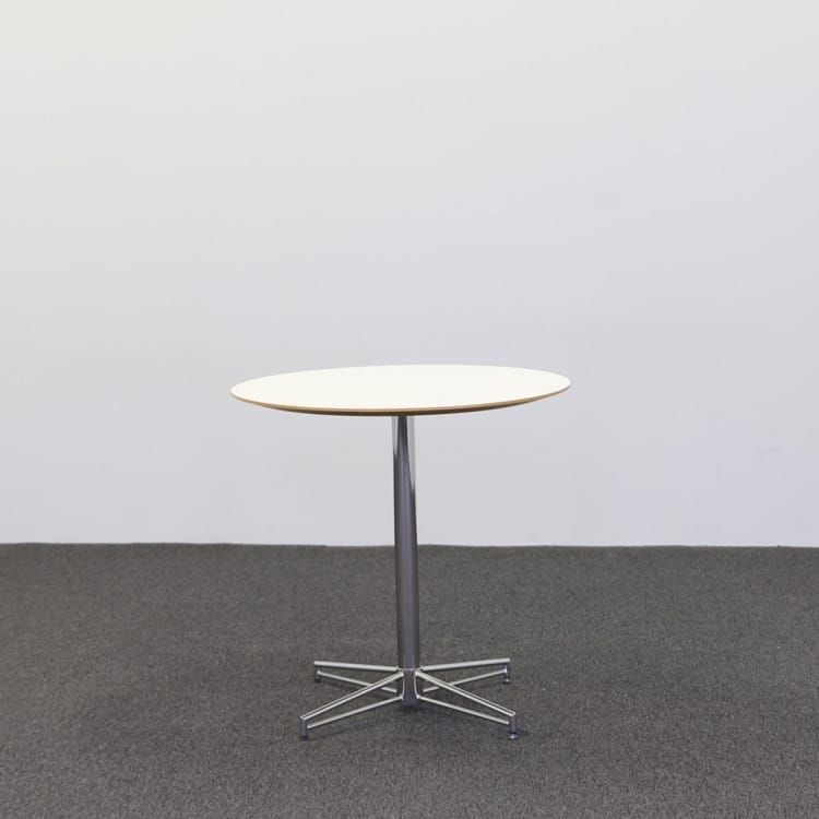 Begagnat cafébord X-bone från Johanson Design i vit färg och kromat stativ. Mått: diameter 75 cm och höjd 73 cm. 