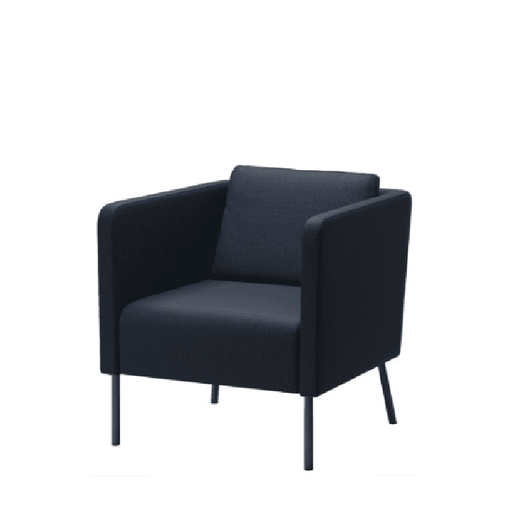 Begagnad fåtölj Ekerö från Ikea i mörkblått tyg. Mått: Totalhöjd: 73 cm, Sitthöjd: 45 cm, Sittdjup: 46 cm, Sittbredd: 57 cm. 