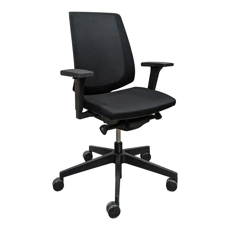 Begagnad kontorsstol från Profim, modell Light Up. Ryggen är i svart mesh, sitsen i svart tyg samt svart underrede. Mått: Höjd 94-107 cm x Bredd 70 cm x Djup 70 cm.