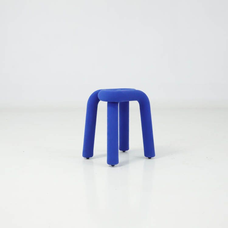 Begagnad Pall Bold från Moustache i koboltblå färg. Med en stålkonstruktion klädd med mjukt tyg. Mått: Höjd: 46 cm, Bredd: 33 cm, Djup: 27 cm. 