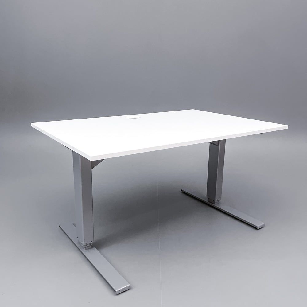 Begagnat höj/sänkbart skrivbord med bordsskiva i vit laminat och silverfärgat stativ. Mått: bredd: 120 cm, djup: 80 cm, justerbar höjd 70 cm - 120 cm.  