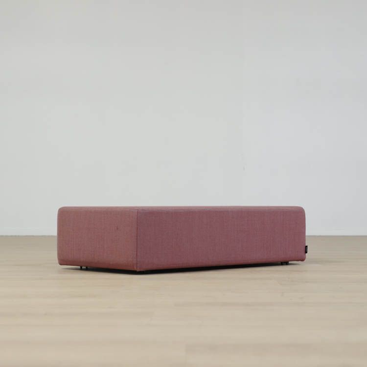 ISKU Amphi modulbänken i rosa har mått på höjd 27 cm, längd mellan 92 till 103 cm och bredd på 50 cm. Den erbjuder flexibel sittkomfort med hjul för enkel förflyttning.