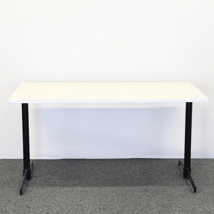 Johanson Design Discus/T-BONE är ett begagnat mindre cafébord/mötesbord. Bordsskiva i vit laminat och svart metallstativ. Mått: B70 x L140 x H73 cm.