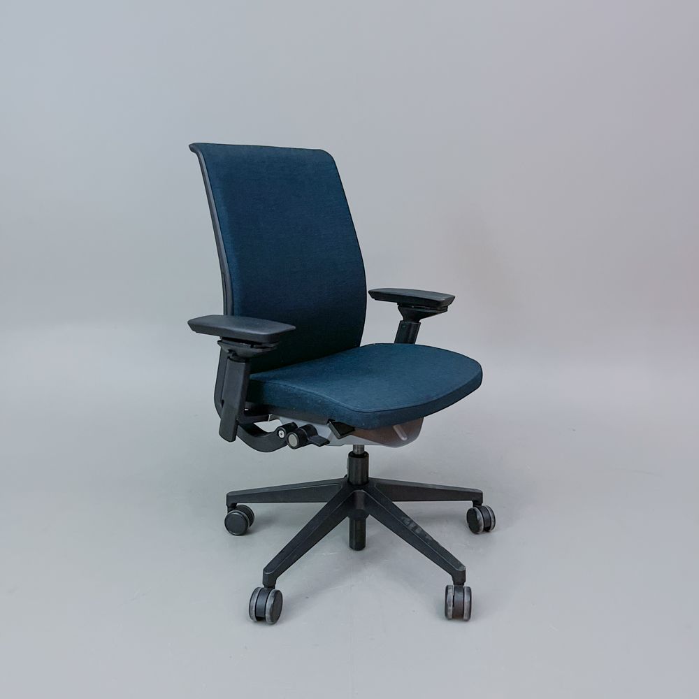 Begagnad Kontorsstol Think, från Steelcase i mörkgrå färg, med meshrygg. Mått: justerbar sitthöjd på mellan 41 till 53 cm. 