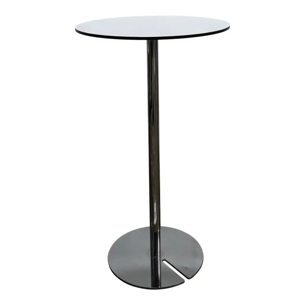 Begagnat ståbord från Skandiform med vit rund laminatskiva och svart kantlist samt stabil bas i krom. Mått höjd 110 cm och diameter på skivan är 65 cm.