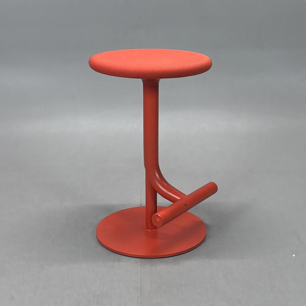 Begagnad barstol Tibu från Magis i orange med klädd tygsits. Mått: Justerbar sitthöjd 60–77 cm och diameter 37 cm.