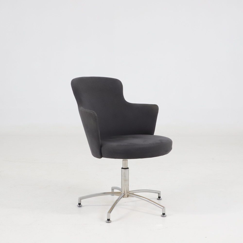 Begagnad konferensstol Zen från Gärsnäs med grå Alcantaraklädsel, underrede i aluminium. Mått: Höjd 83 cm, sitthöjd 45 cm, sittbredd 49 cm.