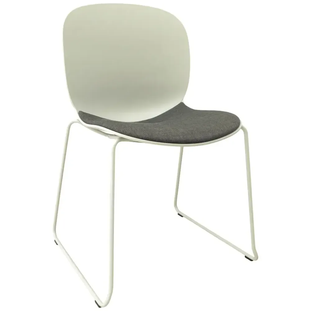 Begagnad konferensstol Noor Sledgebase 6060S från RBM. I ljusgrått med mörkgrå sits, på medar. Mått: Höjd 83,5 cm x Bredd 55 cm x Djup 50 cm. 