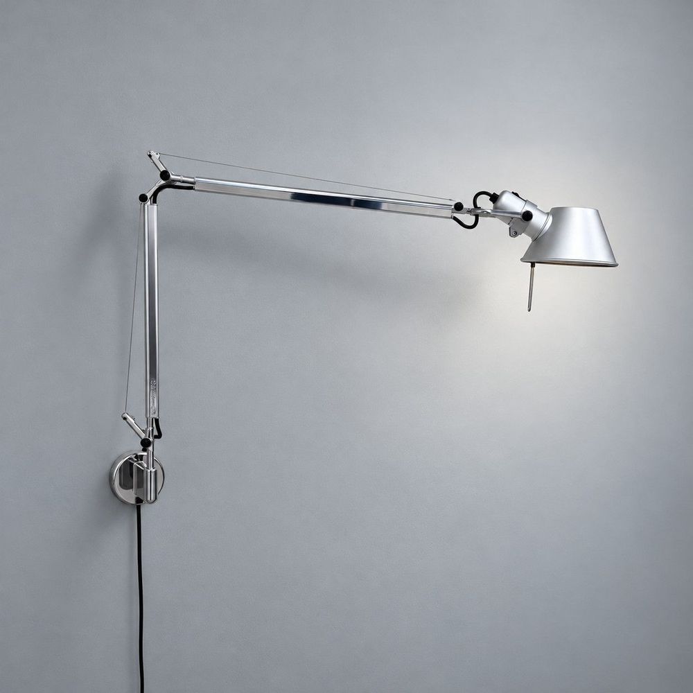 Begagnad vägglampa Tolomeo från Artemide i aluminium med flexibel, ledad arm. Mått: Höjd 67–131 cm och längd 81–126 cm.