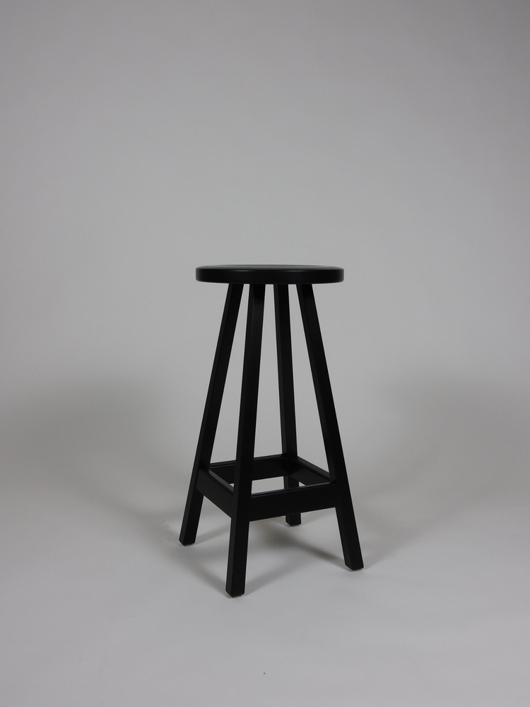 Begagnad barstol Greitz från Gärsnäs. I svart färg med skålad sits tillverkad i massiv ek. Mått: bredd 37,5 cm x djup 37,5 cm x höjd 64 cm.