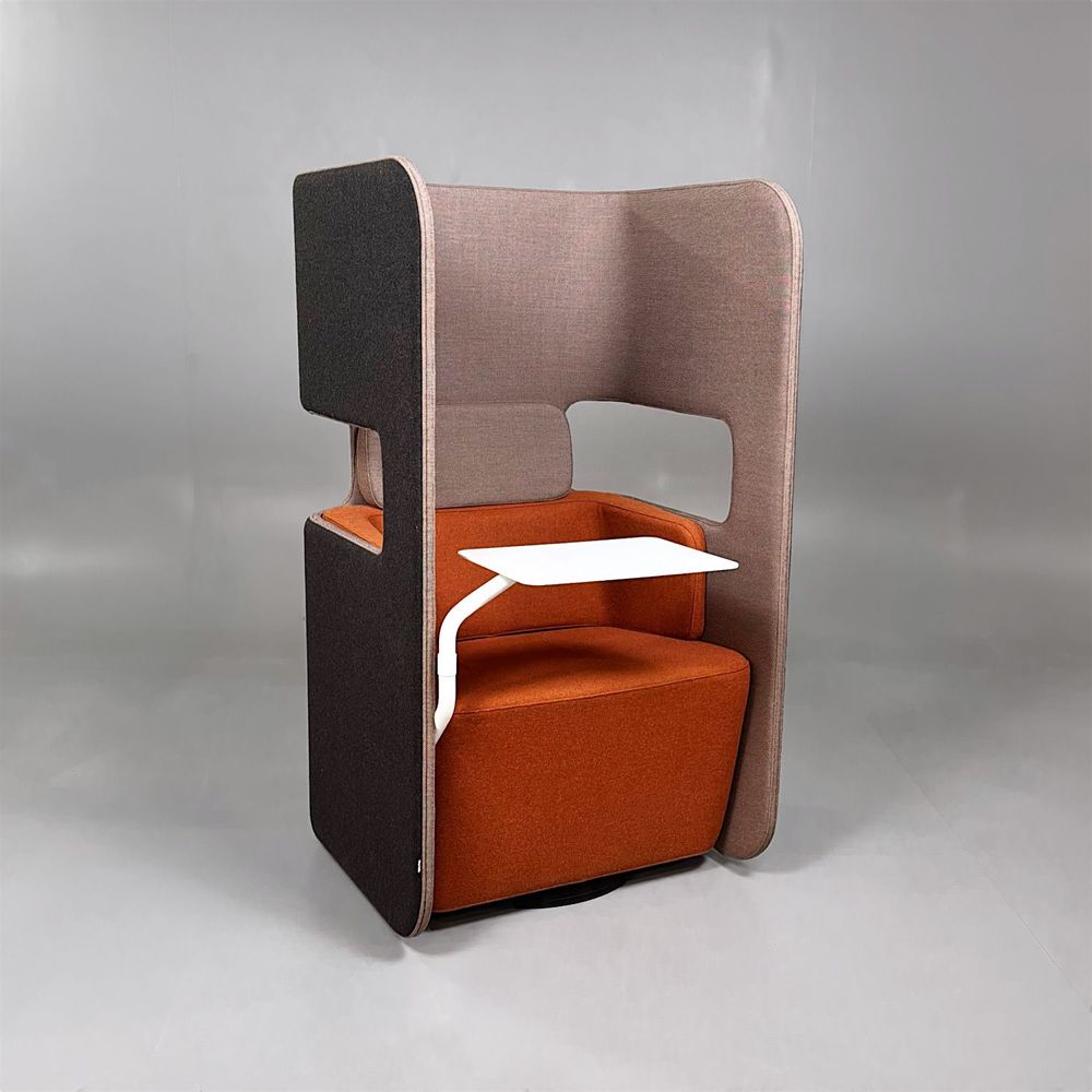 Begagnad fåtölj med hög rygg Podseat från Martela i brun/orange färg med vitt bord. Mått: Bredd 70 cm x Djup 65 cm x Höjd 126 cm.