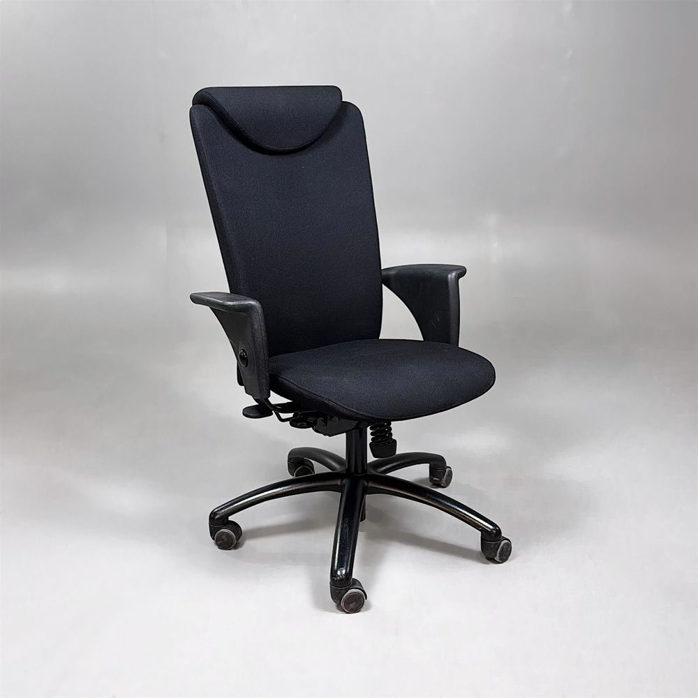 Begagnad kontorsstol Apollo från Savo i svart. Med arm och nackstöd. Mått: justerbar sitthöjd 45 - 60 cm. 