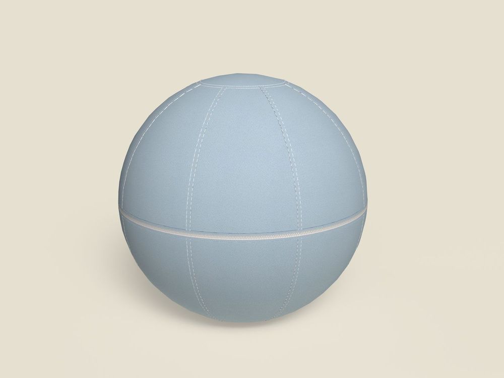 Begagnad balansboll från Götessons, modell Office Ballz. I ljusblå färg med vit blixtlås. Mått: diameter 65 cm. 