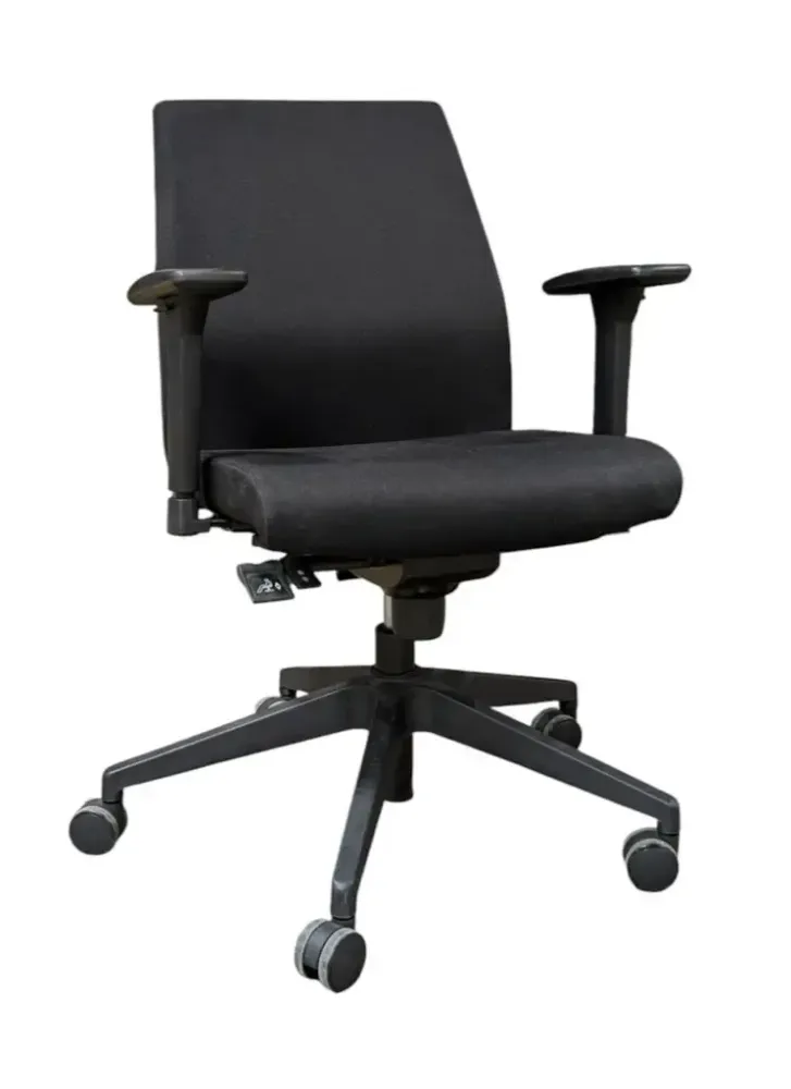 Begagnad kontorsstol Comfo One från Toplux i svart. Med justerbart ryggstöd armstöd. Mått: Höjd 97 cm x Bredd 70 cm x Djup 70 cm. Sitthöjd: 46-58 cm.