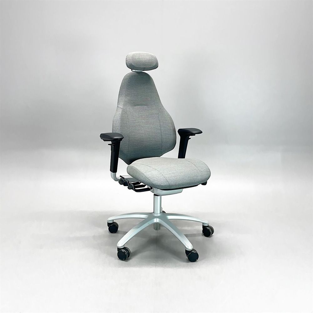 Begagnad grå kontorsstol Mereo 220 från RH. Med armstöd, nackstöd. Mått: Sitthöjd 41–55 cm. 