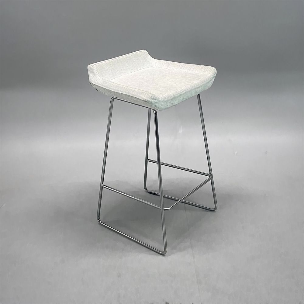 Begagnad barstol från Swedese modell Happy. Sits klädd i benvitt tyg med ett kromat stativ. Mått: Bredd 48 cm, Djup 41 cm, Höjd 71 cm, Sitthöjd 65 cm. 