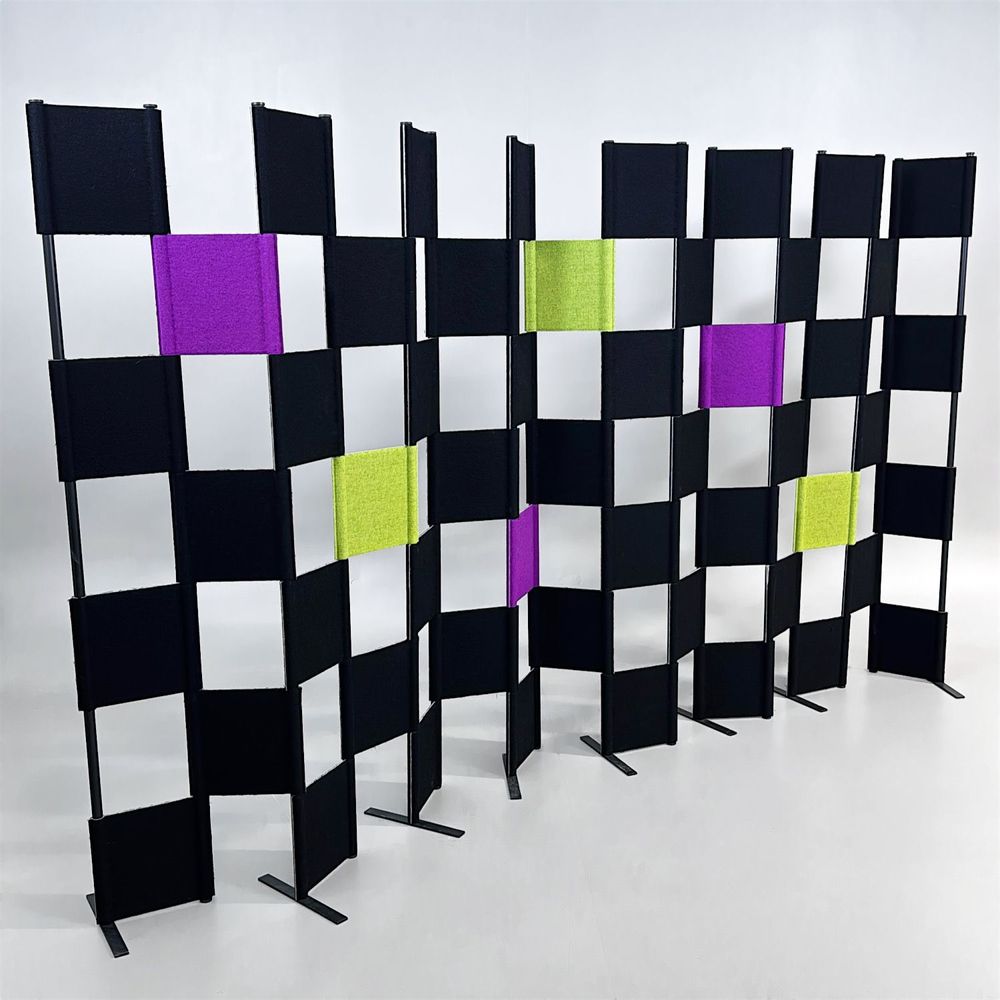 Begagnad golvskärm Zon från Lintex i svart, grönt och lila. Mått: bredd 350 cm och höjd 176.5 cm. 