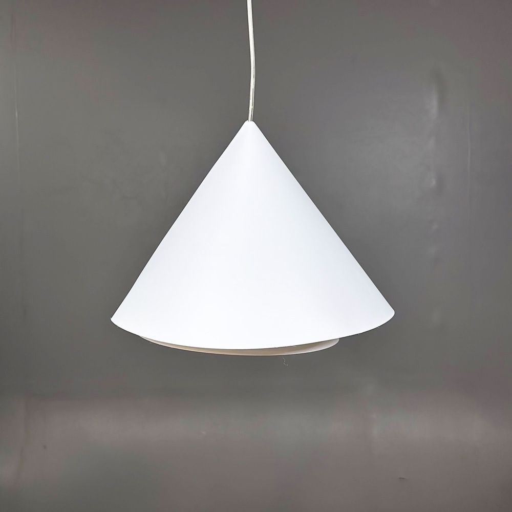 Begagnad taklampa Virvel från Örsjö Belysning i vitt med konformad skärm och invändig reflektor. Mått: Diameter 45 cm och höjd 30 cm. 