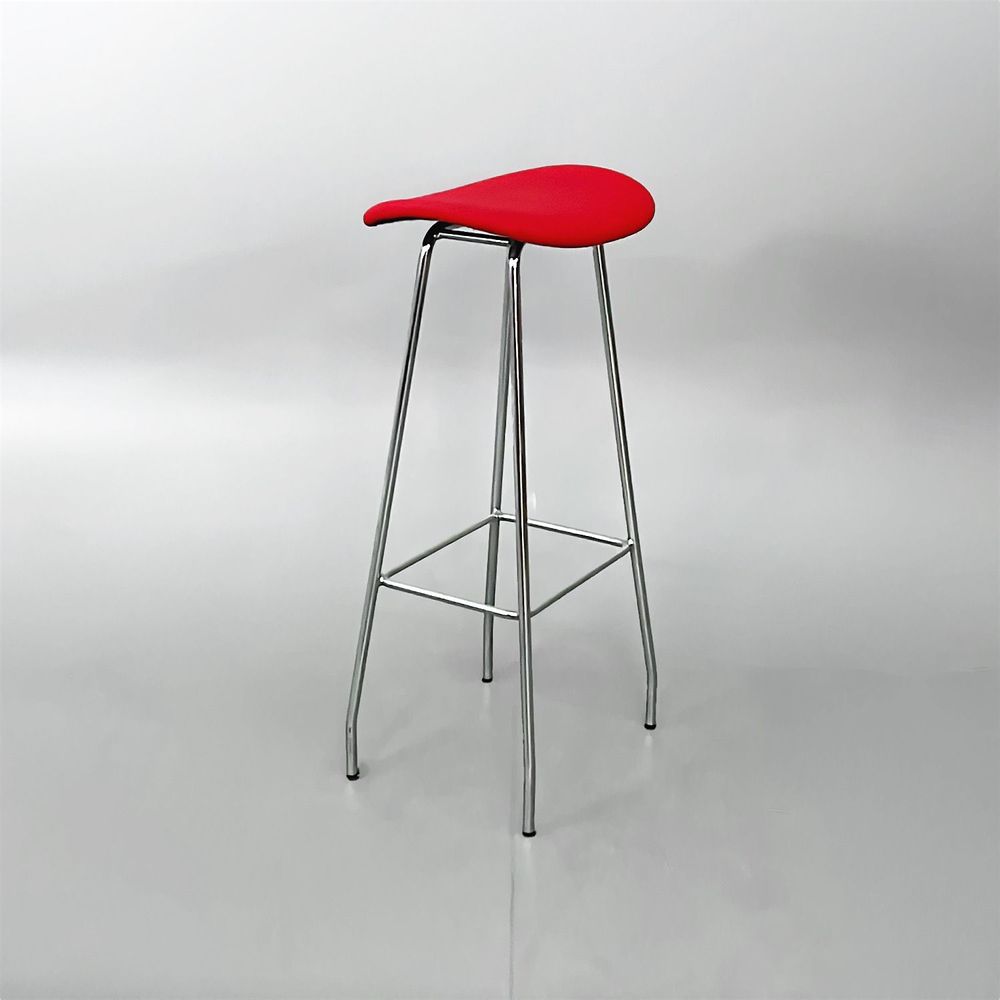 Begagnad barpall från Offecct, modell Cornflake. Röd sits och underredet i kromfinish, med fotstöd. Mått: bredd 43 cm, djup 33 cm och höjd 80 cm.