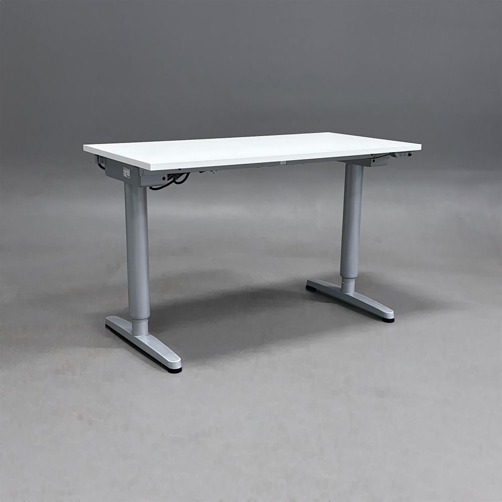 Begagnat höj- och sänkbart skrivbord från IKEA med vit bordsskiva och silverfärgat stativ. Mått: bredd 120 cm, djup 60 cm samt en justerbar höjd 70 - 120 cm. 