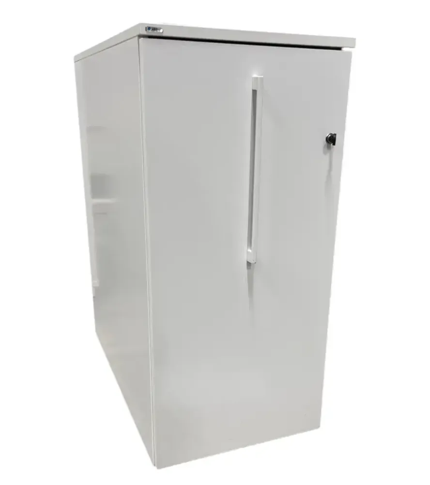 Begagnat vitt towerskåp från Edsbyn. Mått: Höjd 90 cm, Bredd 43 cm, Djup 80 cm. 