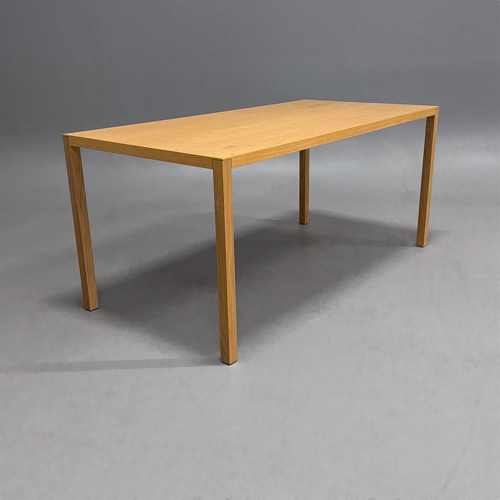 Begagnat konferensbord Bespoke från Swedese i ek. Mått: Bredd 160 cm, Djup 80 cm, Höjd 72 cm.