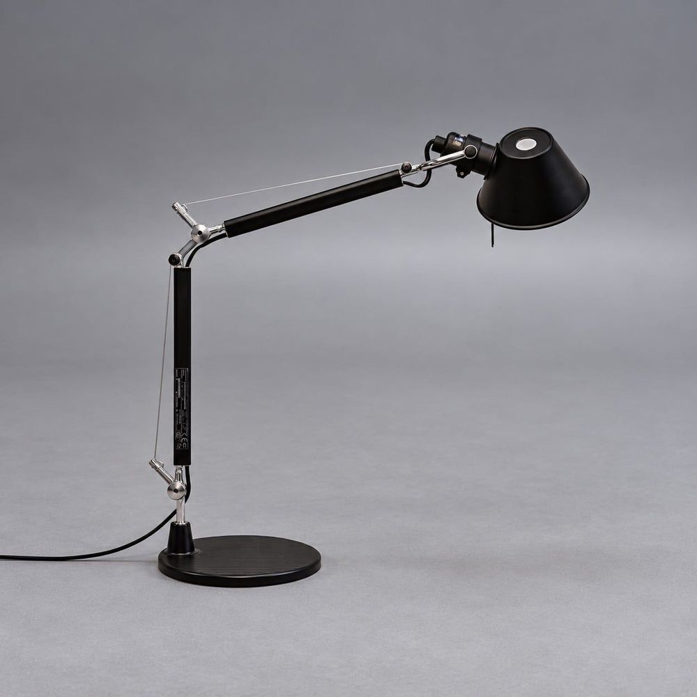 Begagnad skrivbordslampa Tolomeo Micro från Artemide i svart. Mått: Bredd 45–69 cm, höjd 37–73 cm.