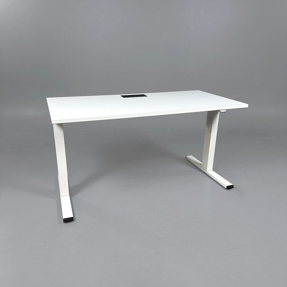 Begagnat höj- och sänkbart skrivbord Migration från Steelcase i vit färg. Mått: bredd 140 cm, djup 70 cm samt justerbar höjd mellan 65 - 125 cm. 