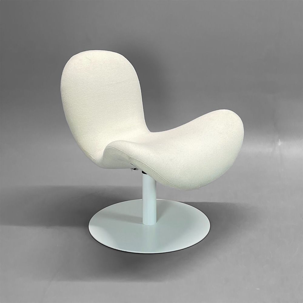 Begagnad fåtölj från Martela, modell Fly Me i beige klädsel och vit fot. Mått bredd: 74 cm; djup: 54 cm; höjd: 76 cm; sitthöjd: 42 cm. 