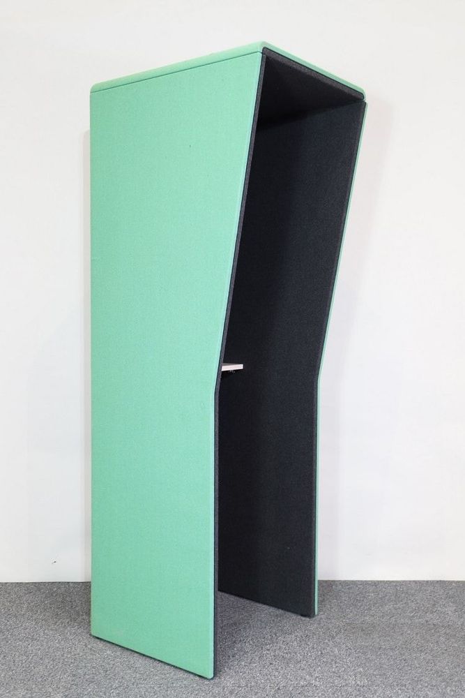 Begagnat telefonbås från Glimakra of Sweden, modell Limbus. Med grön utsida och grå insida. Inkl. vitbetsad hylla. Mått: Bredd 70 cm, Djup uppe 79 cm, Djup nere 60 cm, Djup hyllplan 20 cm, Höjd 208 cm.