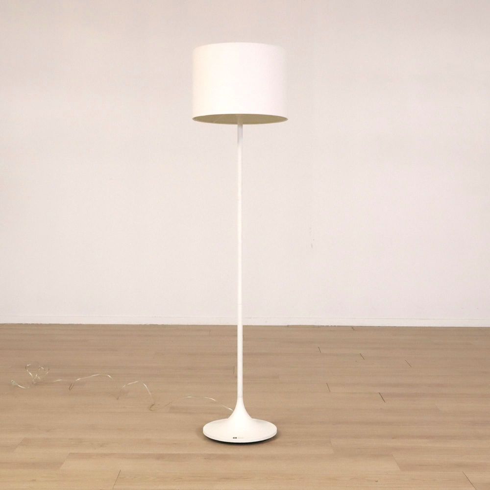 Begagnad golvlampa från By Rydéns i vitt. Mått: höjd 163 cm, lampskärm med 40 cm diameter och fot med 32 cm diameter.
