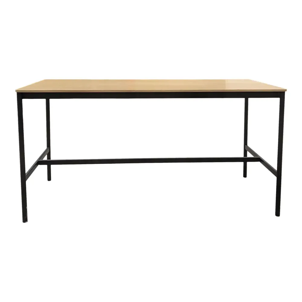 Begagnat projektbord från Muuto, modell Base High Table. Ett högt rektangulärt bord i ek med svarta detaljer. Perfekt för arbetsplatser och sociala miljöer. Mått: Höjd 95,5 cm, Bredd 195 cm, Djup 85 cm.