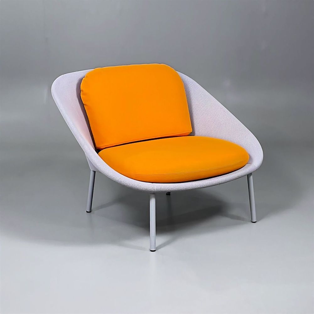 Begagnad fåtölj Netframe från Offecct i orange/grå färg. Mått bredd: 98 cm, djup: 83 cm och höjd: 74 cm, sitthöjd 40 cm. 
