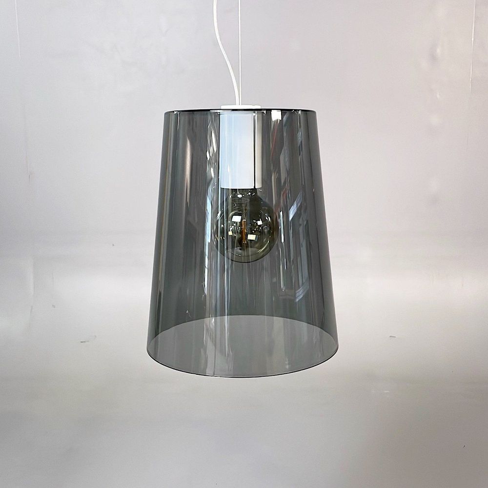Begagnad svart taklampa från Pedrali, modell L001S/A med skärm av polykarbonat som är lite genomskinligt. Mått: Diameter 26.6 cm, Höjd 31.7 cm.