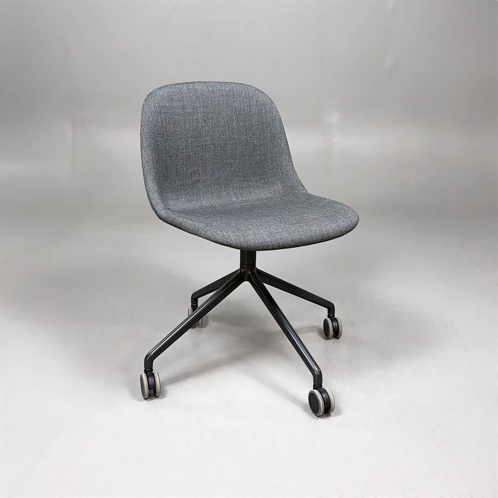Begagnad stol med hjul Fiber Side Chair från Muuto i grå tygklädsel och mörkgrått underrede. Mått: Bredd 47,5 cm, djup 53 cm och sitthöjd 46 cm. 