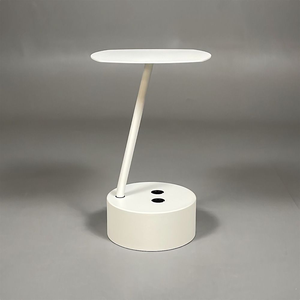 Begagnat vitt laptopbord Add Cable Table från Lammhults. Mått: bredd 37 cm, djup 35 cm, höjd 56.5 cm. Utrustad med eluttag och kabelvinda för organisering i hög fot.