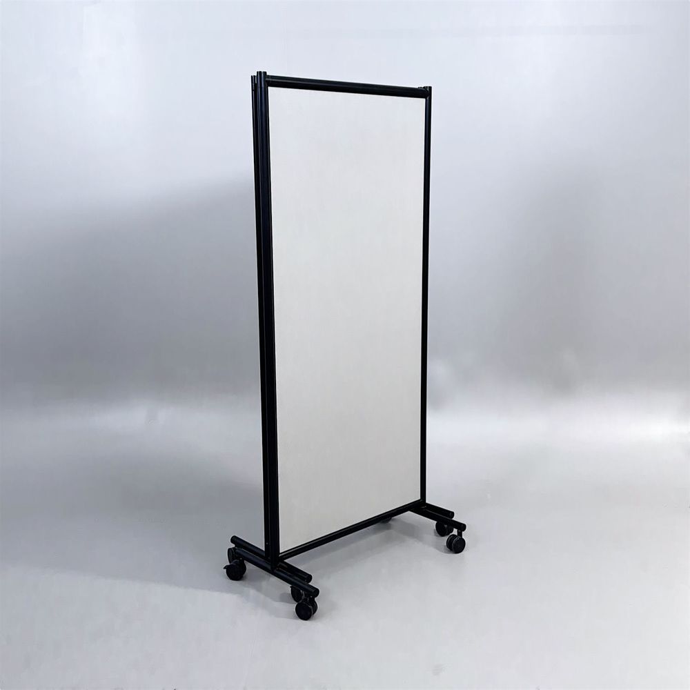 Begagnad golvskärm på hjul ONE Screen Trippel från Lintex. I grått med svart kant. Mått: bredd 228 cm, djup 170.5 cm, höjd 170.5 cm.