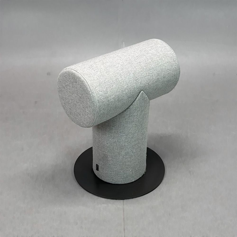 Begagnad pall Mr T från Materia klädd i ljusgrått tyg. Mått: bredd 39 cm, djup 35 cm och höjd 48 cm.