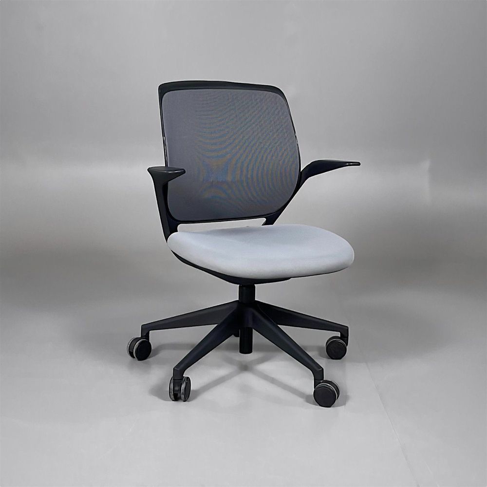 Begagnad stol med hjul från Steelcase, modell Cobi. I grå svart färg. Mått: Justerbar sitthöjd mellan 42 till 53 cm. 