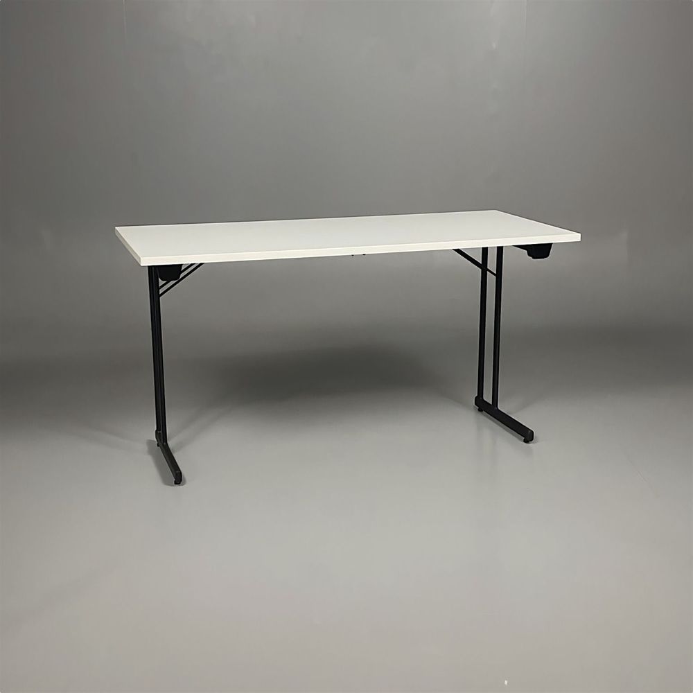 Begagnat hopfällbart bord från RBM, modell Ultima. Rektangulär bordsskiva i vitt och benen är svarta. Mått: bredd 140 cm, djup 60 cm och höjd 72 cm.