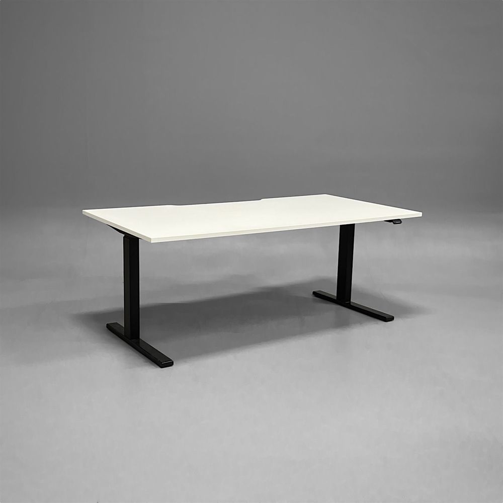Begagnat höj och sänkbart skrivbord från Ragnars. Rektangulär bordskiva i vitt med svarta ben. Mått: bredd 160 cm, djup 80 cm samt justerbar höjd mellan 70 till 120 cm.