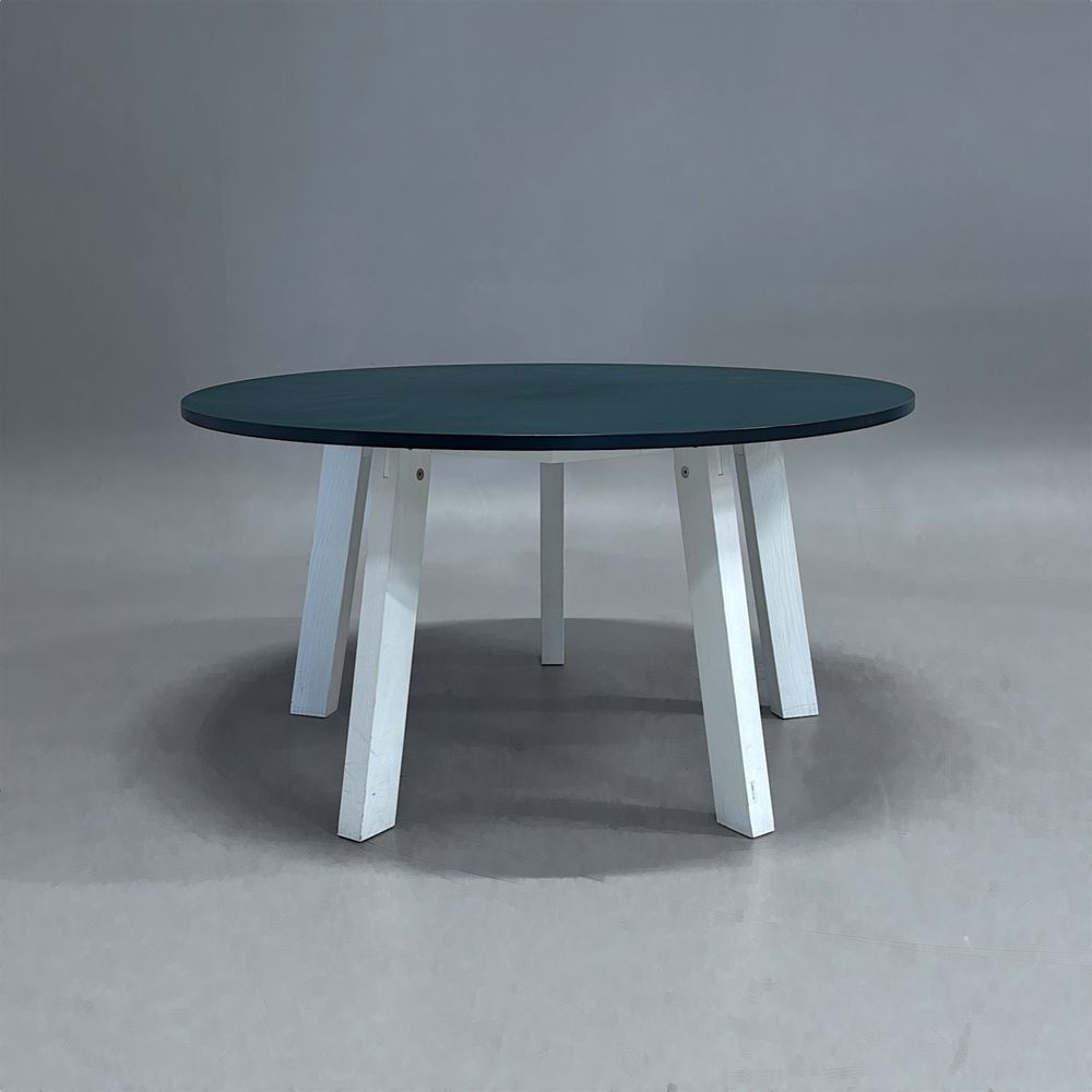Begagnat runt konferensbord Collaborate från Efg, med mörkgrön skiva och vita ben. Mått: Diameter 140 cm och höjd 72 cm. 