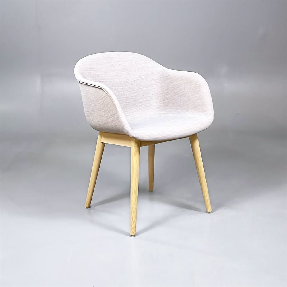 Begagnad Konferensstol modell Fiber Armchair från Muuto i beige färg och träben av ek. Bredd 54,5 cm, Djup 56 cm, Höjd 77 cm, Sitthöjd 46 cm. 