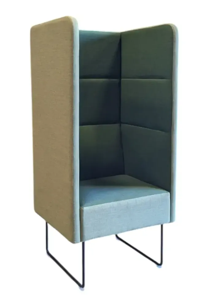 Begagnad fåtölj Mingle från EFG i ljusgrön och mörkgrön textil. Mått: Höjd 140 cm, bredd 66 cm och djup 57 cm. 